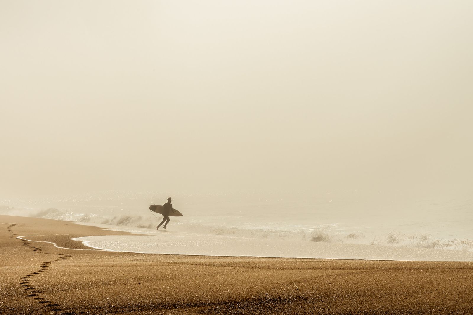 Poster - Surfer op Mistig Strand